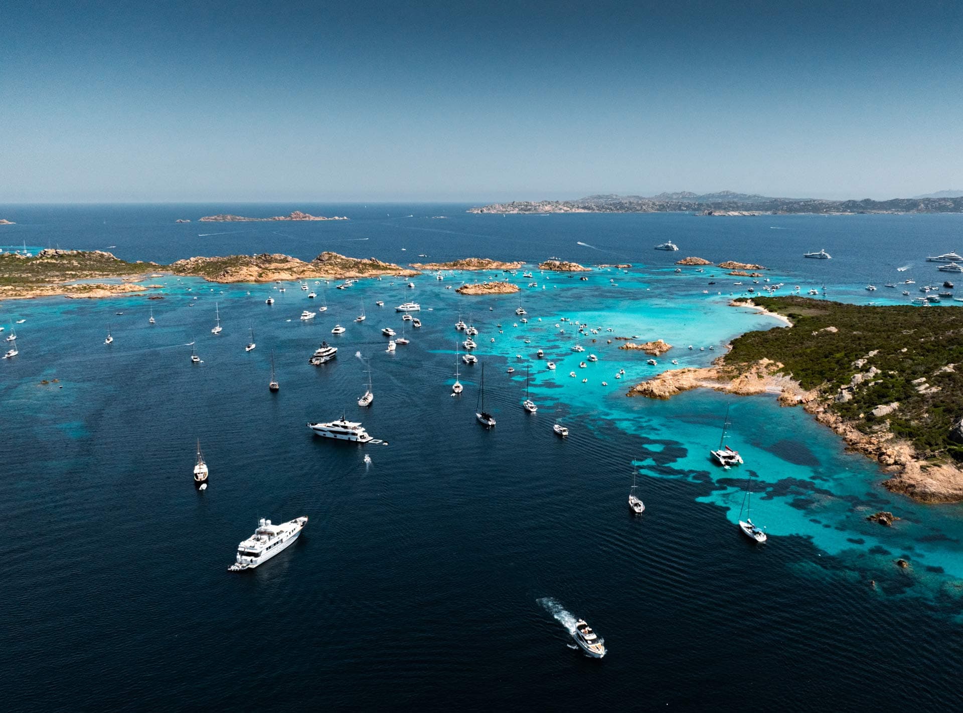 Hafen in Italien voller Boote in verschiedenen Größen