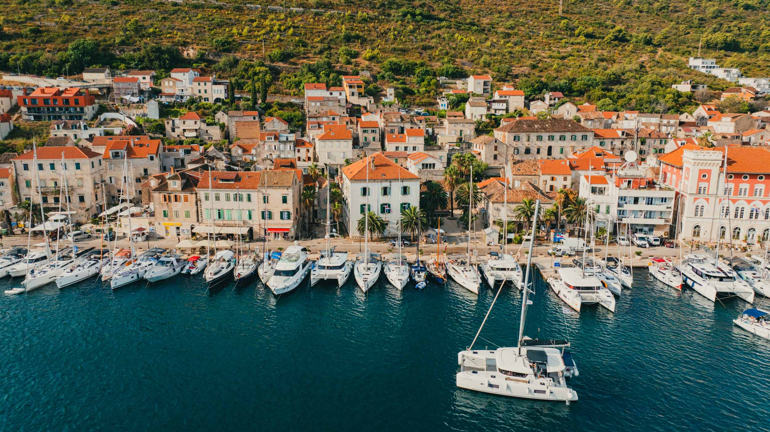 Der Hafen der Stadt Vis in Kroatien